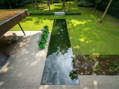 Pavés en terre cuite gris dans une élégante réalisation de l’entreprise de jardins Monbaliu