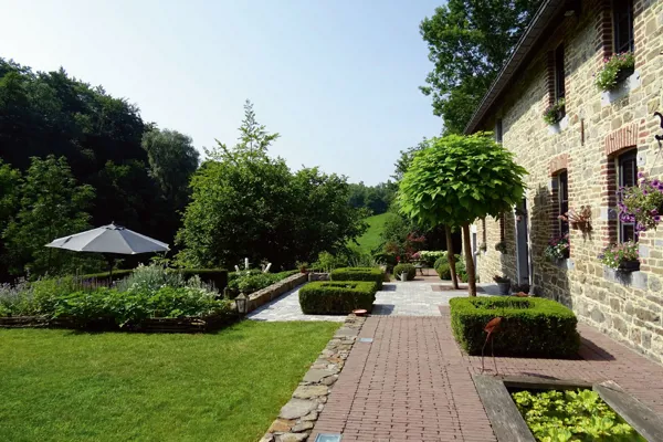 Présence subtile de pavés en terre cuite dans un jardin campagnard