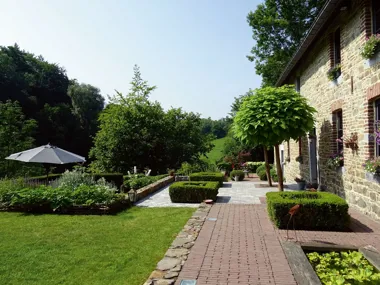 Présence subtile de pavés en terre cuite dans un jardin campagnard