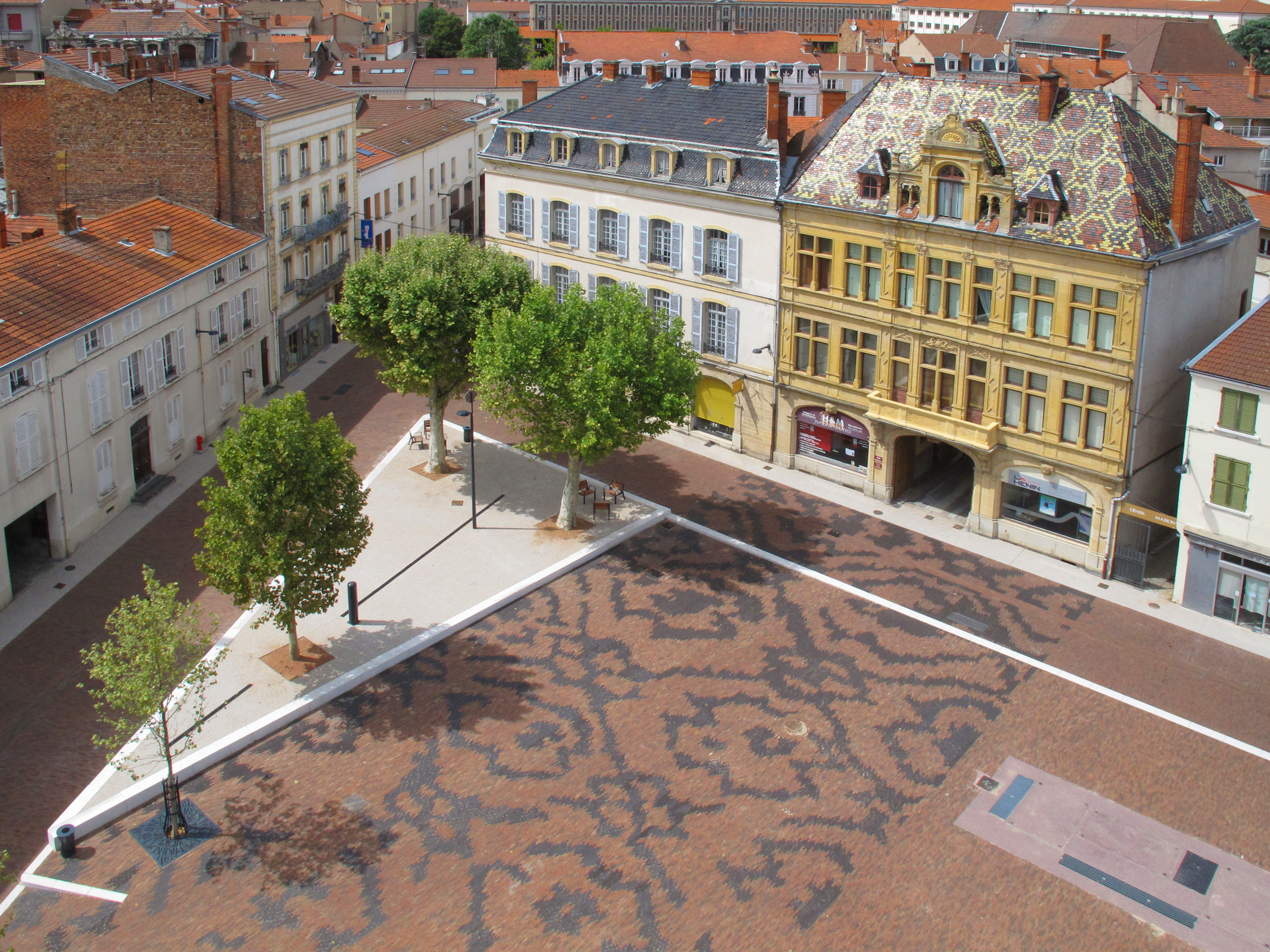 A Roanne, la place du Marché a retrouvé des couleurs