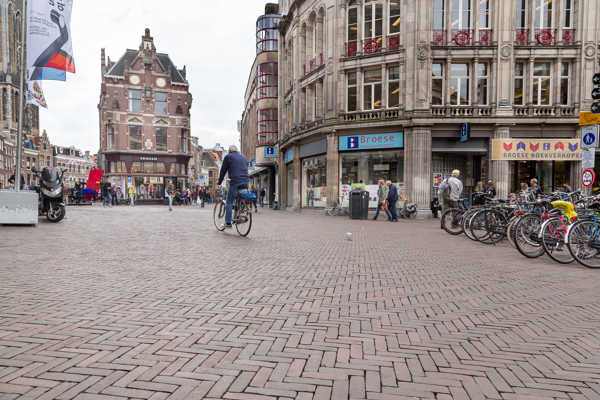 Réaménagement au moyen de pavés en terre cuite dans le centre historique d’Utrecht 