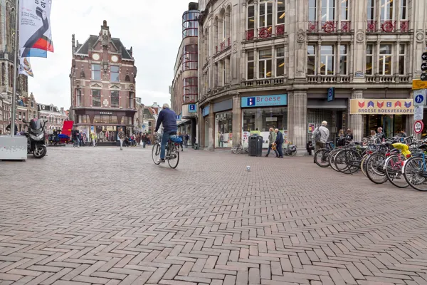 Réaménagement au moyen de pavés en terre cuite dans le centre historique d’Utrecht