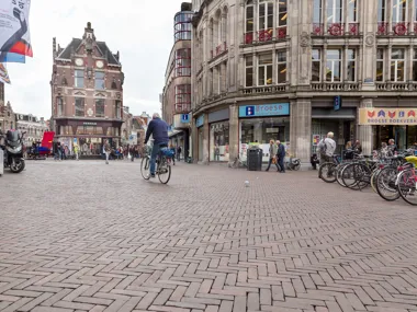 Réaménagement au moyen de pavés en terre cuite dans le centre historique d’Utrecht 