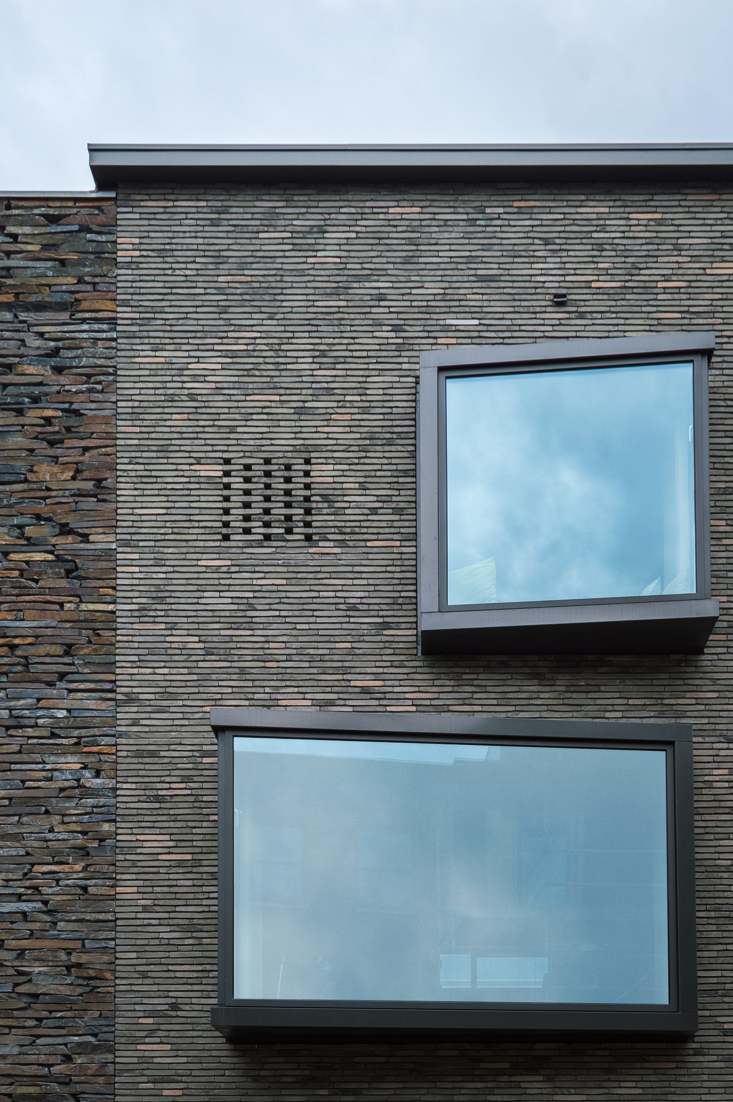 La brique Hand-made linea 7036 en toile de fond pour de marquantes fenêtres