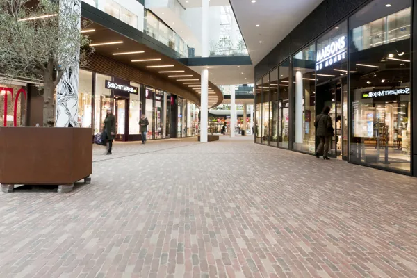 Un pavement aux nuances subtiles crée une ambiance chaleureuse tant à l’intérieur qu’à l’extérieur