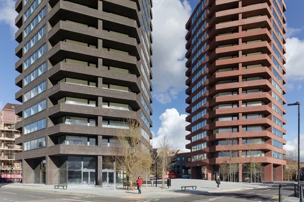 Deux impressionnantes tours hexagonales à Londres revêtues de briques de parement NATURE10 Brick E et Brick S