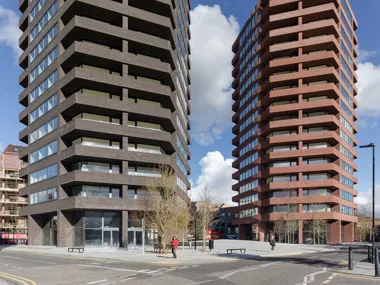 Deux impressionnantes tours hexagonales à Londres revêtues de briques de parement NATURE10 Brick E et Brick S