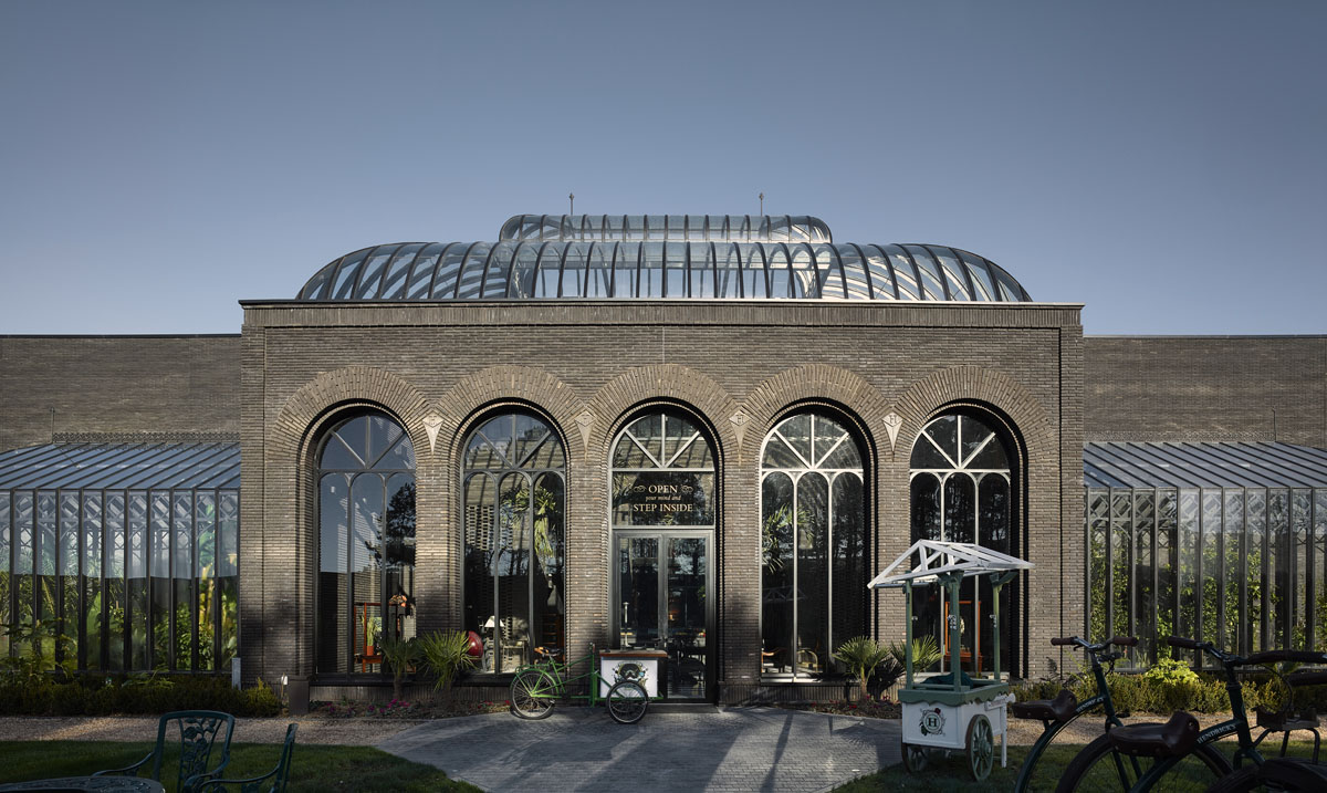 La couleur foncée de la brique de parement linea 7021 fait naturellement écho aux couleurs de la marque du légendaire gin Hendrick’s