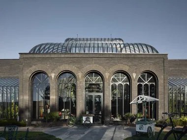 La couleur foncée de la brique de parement linea 7021 fait naturellement écho aux couleurs de la marque du légendaire gin Hendrick’s