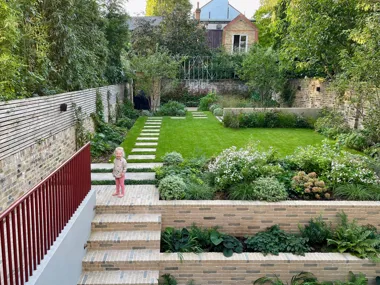 Équilibre entre fonctionnalité, esthétique et durabilité dans un jardin résidentiel londonien