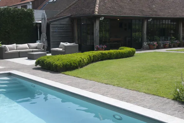 D'authentiques pavés en terre cuite comme transition fluide entre intérieur et extérieur