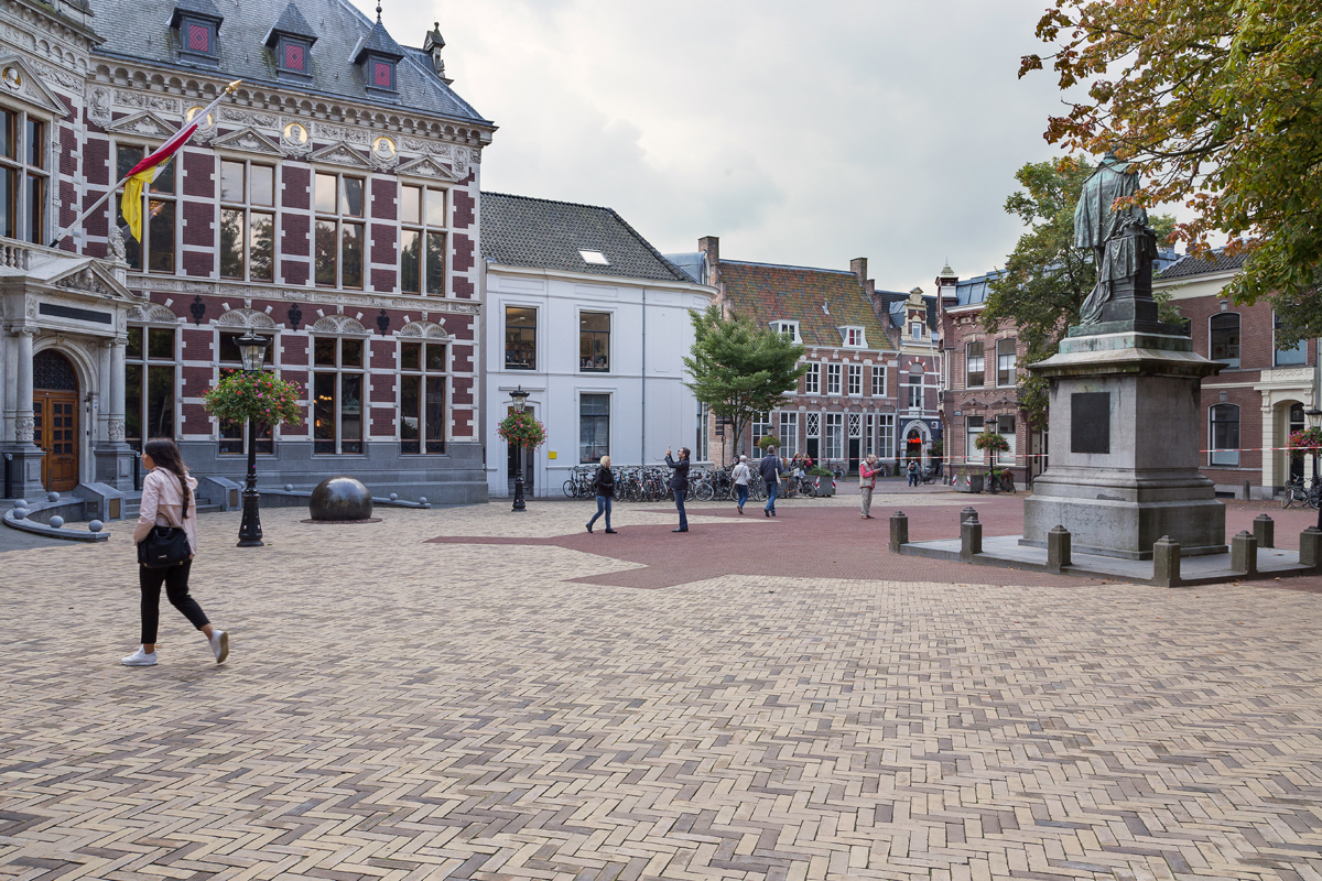 Réaménagement 'Domplein' au moyen de pavés en terre cuite dans le centre historique d’Utrecht 