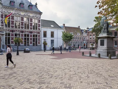 Réaménagement 'Domplein' au moyen de pavés en terre cuite dans le centre historique d’Utrecht