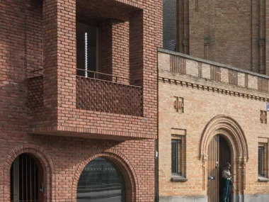 Une façade atypique inspirée de l’architecture néo-classique environnante