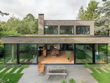 Les briques infinitum 6013 vert-gris tout en longueur soulignent le caractère exclusif de la villa