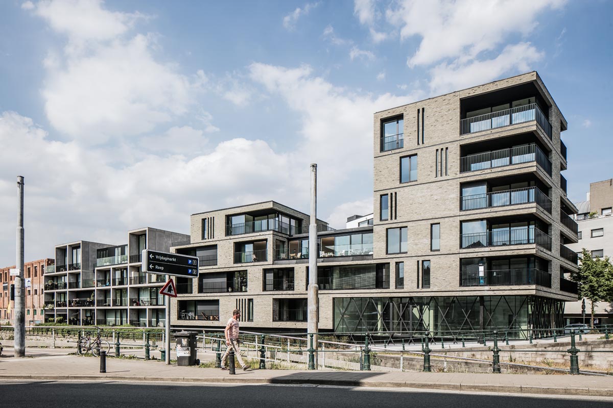 Un bâtiment au caractère affirmé grâce à la texture et à la couleur de la brique de parement Miniature Vert-Gris Hand-Made 