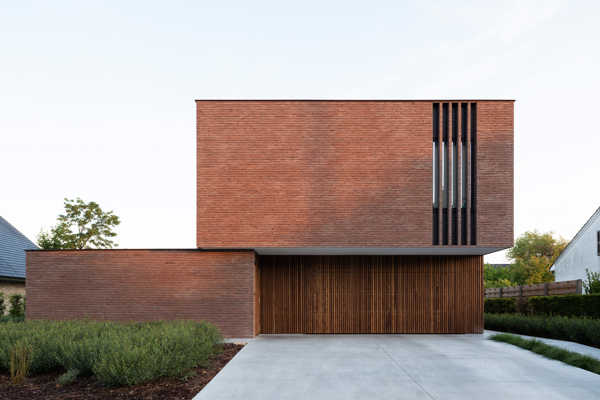 Des lamelles en brique verticales Linea7 8012 pour attirer tous les regards