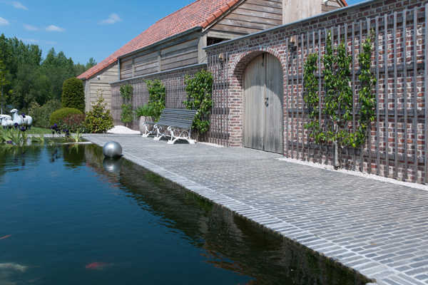 Des vacances au jardin avec un soupçon d’exclusivité grâce aux pavés en terre cuite durables ‘Gris patiné’