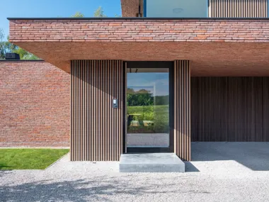 Villa contemporaine BEN aux lignes épurées grâce à la brique Linea 3011 brun-rouge