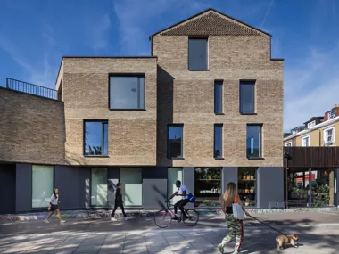 312 Hackney Road : comment les dommages causés par les bombardements de la Seconde Guerre mondiale ont permis d'améliorer la disposition, la conception, le choix des matériaux et le tissu urbain