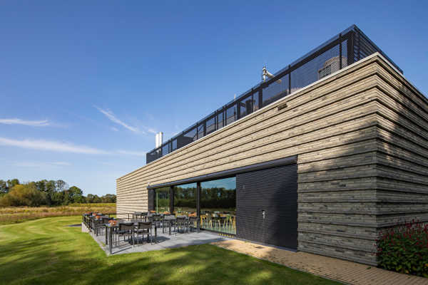 Crématorium d’Oldenzaal : un beau volume de briques dont émane une grande sérénité