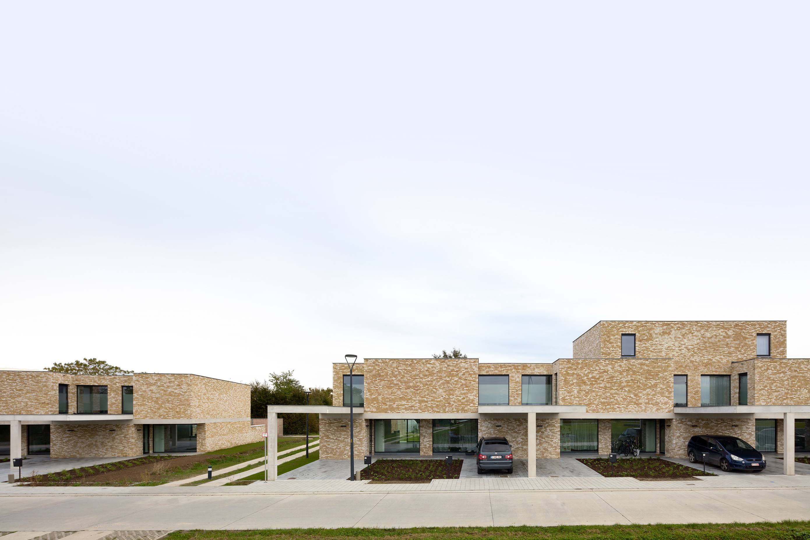 Le pari réussi de Dehullu Architecten : une brique rustique pour une architecture moderne 