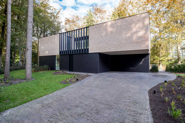 Des briques de parement linea 9001 couleur blanc crème pour une villa aux imposantes façades