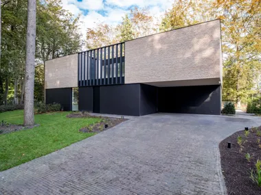 Des briques de parement linea 9001 couleur blanc crème pour une villa aux imposantes façades
