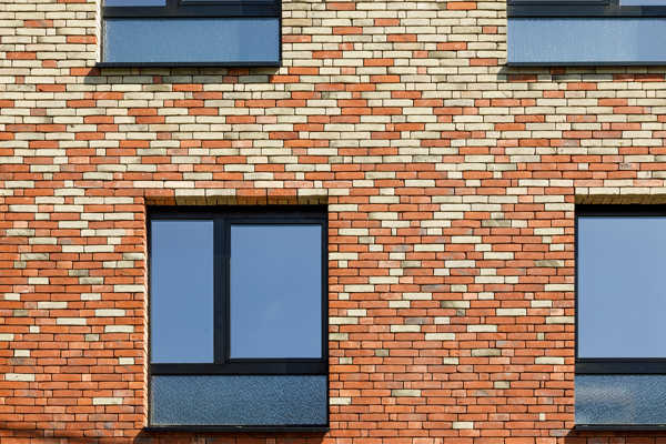 Le changement graduel de couleur adoucit la massivité du volume du bâtiment