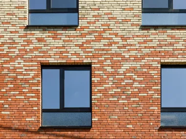 Le changement graduel de couleur adoucit la massivité du volume du bâtiment