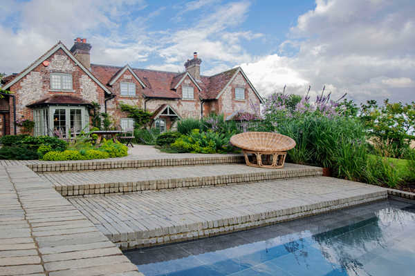 Les pavés en terre cuite SeptimA Olive donnent à la terrasse et à la piscine la texture souhaitée