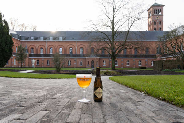 Des pavés en terre cuite SeptimA ouvrent le chemin dans le jardin de l’Abbaye de Westmalle