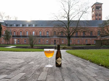 Des pavés en terre cuite SeptimA ouvrent le chemin dans le jardin de l’Abbaye de Westmalle