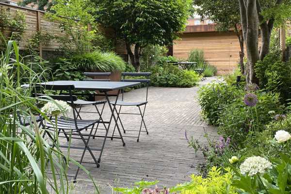 Les pavés Taupe en terre cuite confèrent un cachet contemporain à ce jardin urbain au cœur de Londres