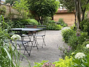 Les pavés Taupe en terre cuite confèrent un cachet contemporain à ce jardin urbain au cœur de Londres