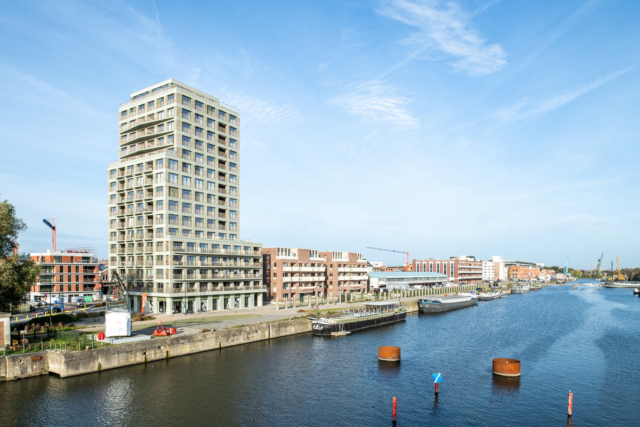 La ‘Nature7 Brick R’ écologique gri-vert habille l’iconique tour résidentielle de la Stapelplein, à Gand 