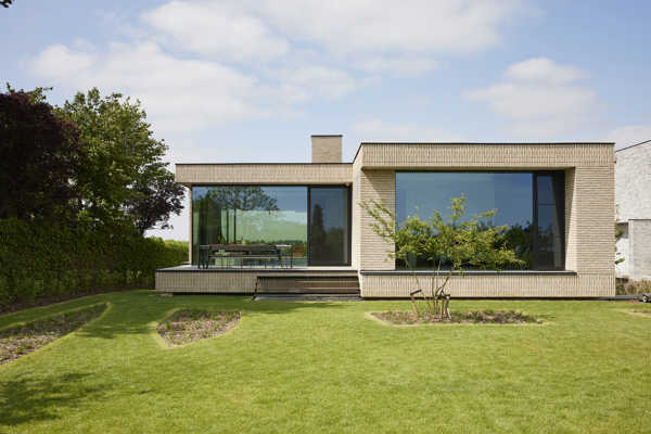 Un volume de briques en lévitation avec vues panoramiques impressionne par le rythme de sa façade de couleur crème.