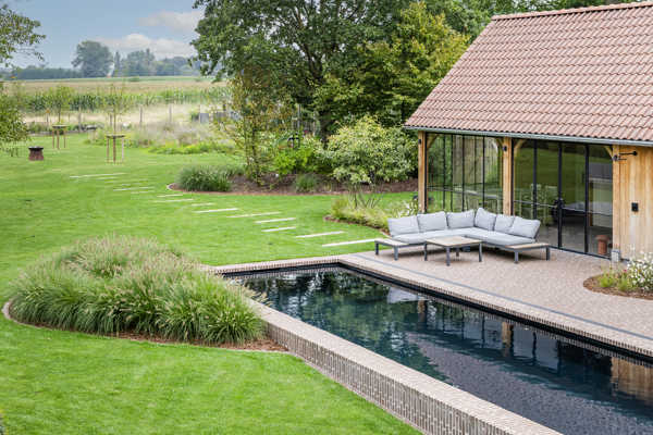 Le pavé en terre cuite SeptimA Châtain pour une transition naturelle entre le jardin et le paysage