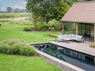 Le pavé en terre cuite SeptimA Châtain pour une transition naturelle entre le jardin et le paysage