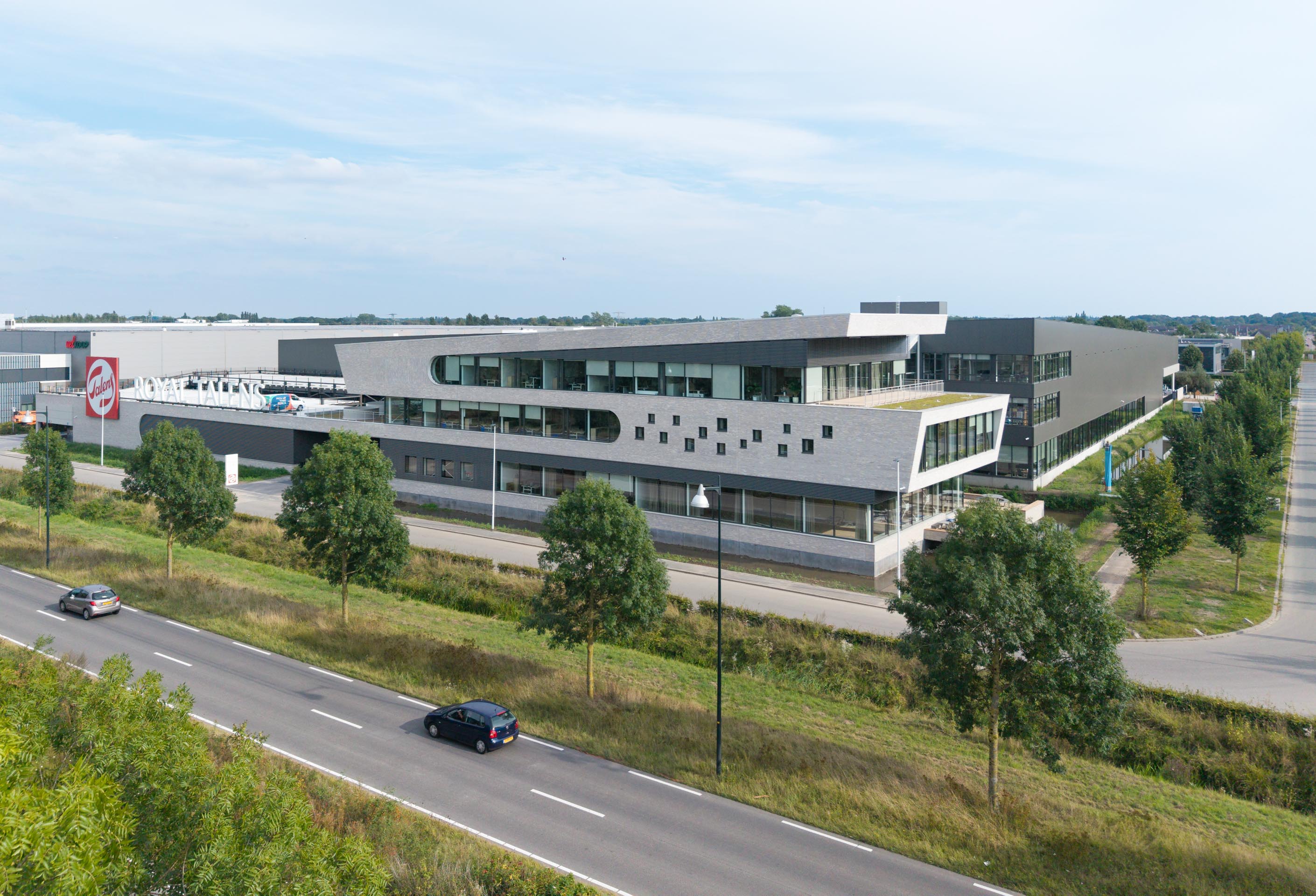 Linea 7035 gevelsteen pronkt in monumentaal ontwerp