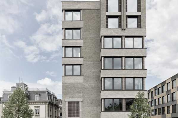 Une structure moderne de sept étages en briques de parement linea 7035 et 7036 complétant l'artisanat historique