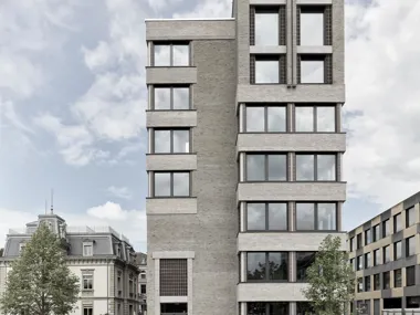 Une structure moderne de sept étages en briques de parement linea 7035 et 7036 complétant l'artisanat historique