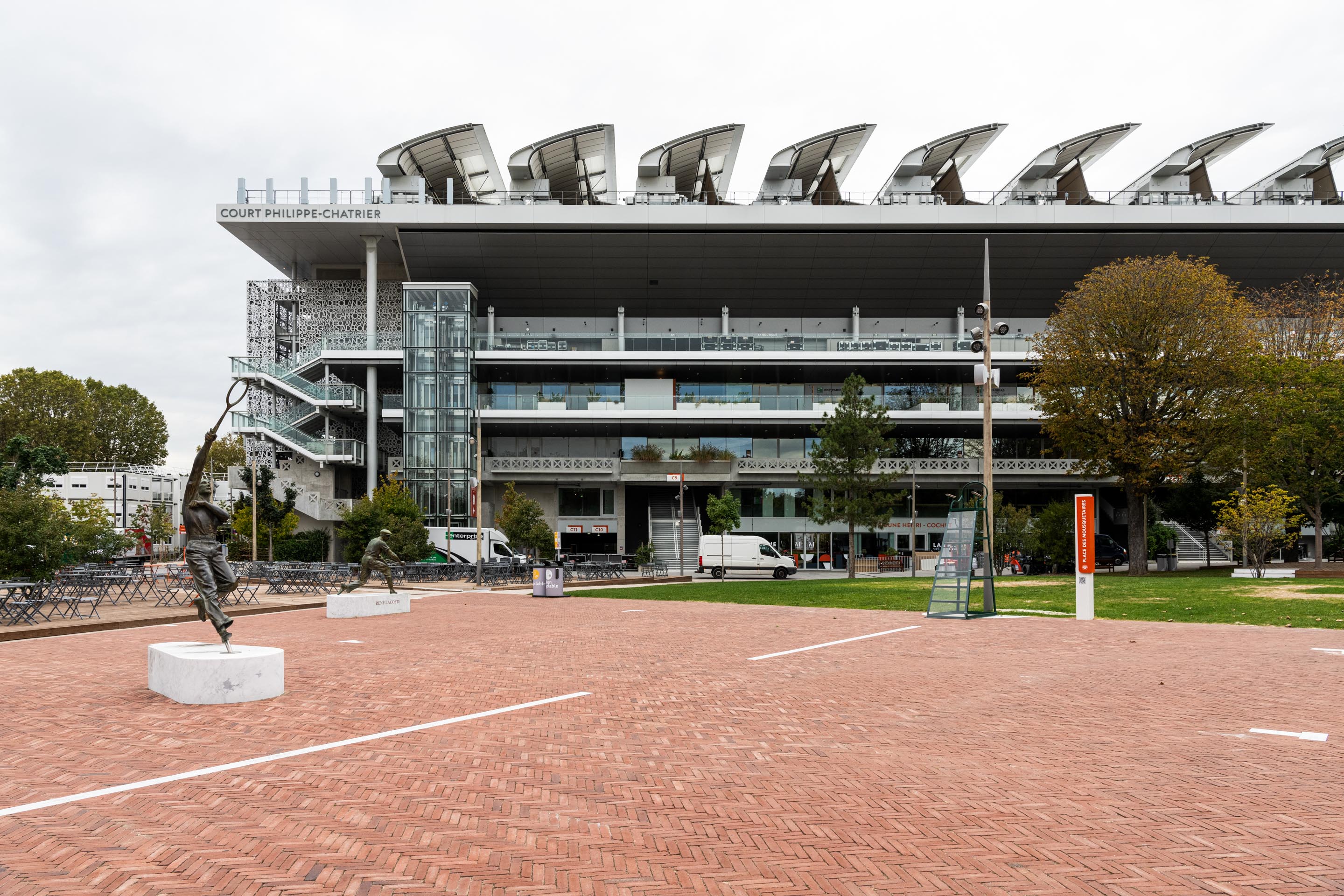 Une promenade sur le marron acajou emblématique chez les Quatre Mousquetaires du tennis français