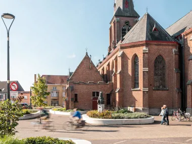 Réaménagement du Marché à Meulebeke : un équilibre durable entre verdure et revêtement
