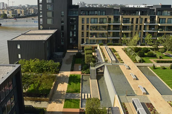 Fulham Riverside brille long de la Tamise avec un jardin intérieur comme atout majeur