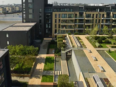 Fulham Riverside brille long de la Tamise avec un jardin intérieur comme atout majeur