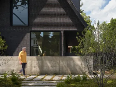 Des briques de parement anthracite comme base pour une maison spacieuse à Toronto