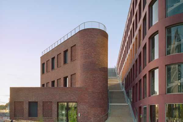 Bloc 5B à Nantes : l'architecture en briques rouge-brun comme lien entre le chemin de fer et la ville
