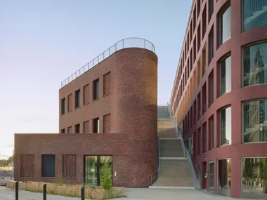 Bloc 5B à Nantes : l'architecture en briques rouge-brun comme lien entre le chemin de fer et la ville