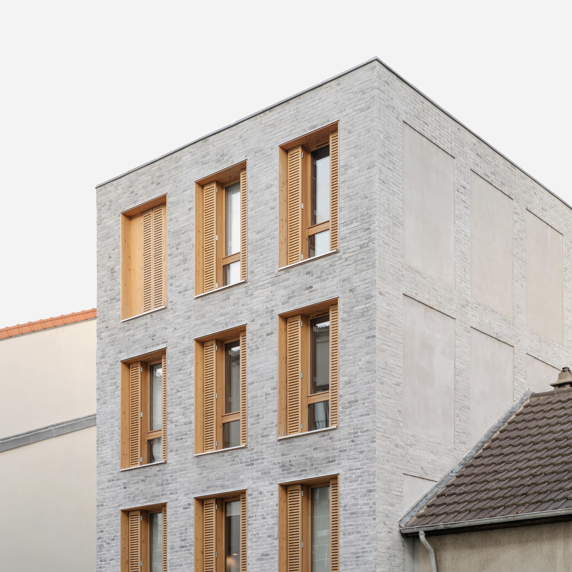 Simplicité et élégance grâce à la combinaison du bois et de la brique